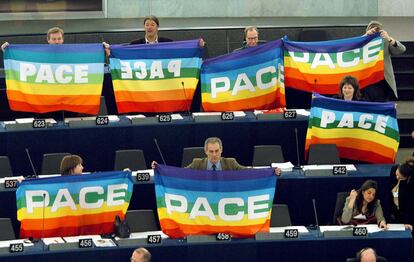 Estrasburgo, 12/03/2003. Miembros de los Verdes muestran grandes pancartas con la palabra Paz en italiano, durante una sesión del Parlamento Europeo, durante el debate sobre la amenaza de invasión de Irak liderada por aestados Unidos.