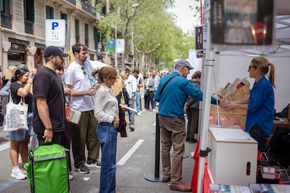 Varias personas hacen cola para la firma de libros de Milena Busquets, este miércoles en Barcelona.