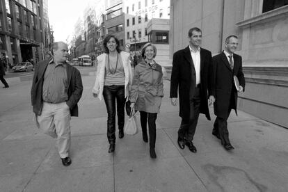 29-11-2011 Rosa Díez (c), Toni Cantó (2d) y los otros diputados electos Carlos Martínez Gorriarán (i), Álvaro Anchuelo (d) e Irene Lozano, entonces de UPyD, llegan al Congreso para acreditarse para la X Legislatura.