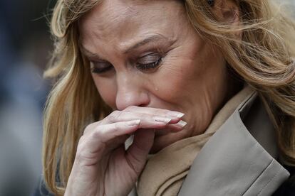 Una mujer llora frente a un memorial por las víctimas del atentado.