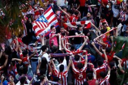 Seguidores del Atlético de Madrid, celebrando el título de campeón de Liga.