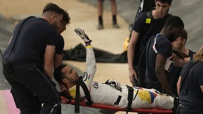 Carlos Ramírez, de Colombia, es retirado de la pista tras sufrir un fuerte golpe en los Juegos Olímpicos de París, el jueves 1 de agosto de 2024.