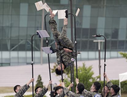 Un grupo de soldados surcoreanos practican artes marciales durante un ejercicio que forma parte de la maniobra militar Ulchi Taeguk en Goyang (Corea del Sur).