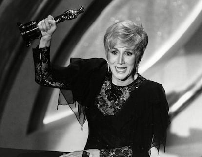 Olympia Dukakis recoge el premio Oscar por su papel en 'Hechizo de luna', en 1988. 