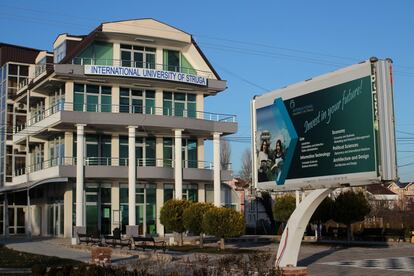 17.	La Universidad Internacional de Struga está situada a pocos metros del lago Ohrid.