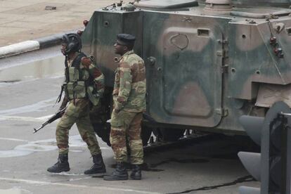 O secretário-geral do principal partido da oposição no Zimbabue, o Movimento para a Mudança Democrática (MDC-T), Douglas Mwonzora, assegurou que estão "seguros de que o Exército está no processo de tomar o comando". Na imagem, soldados armados junto a um veículo militar em Harare