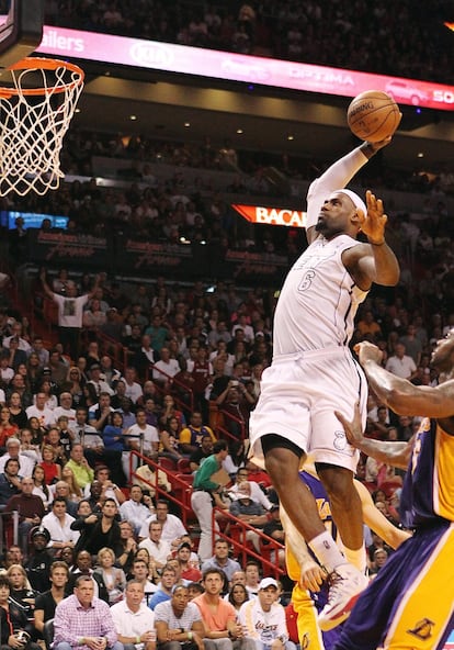 LeBron se dispone a machacar ante un rival de los Lakers.