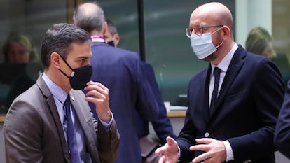 Spanish PM Pedro Sánchez (l) speaks with European Council President Charles Michel.