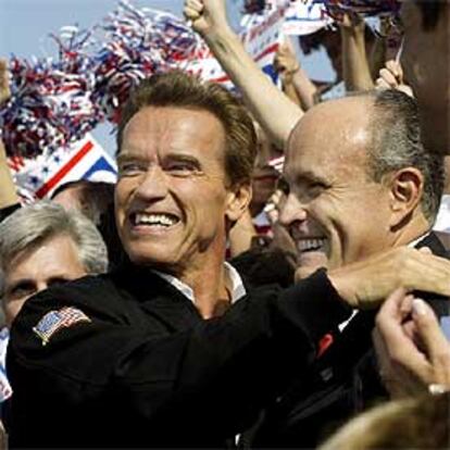 El ex alcalde de Nueva York, Rudolph Giuliani, apoya a Schwarzenegger en un mitin en Bakersfield, California, el viernes pasado.