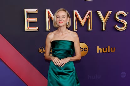 Naomi Watts a su llegada a la alfombra roja de los Emmy.