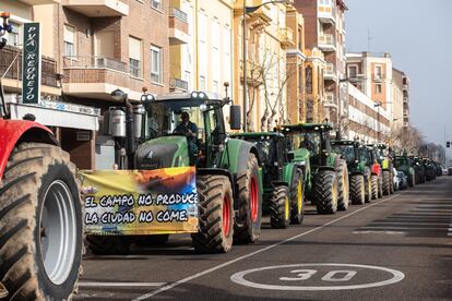 Agricultores de Zamora se movilizan este jueves en sus tractores por una de las avenidas más céntricas de la capital.