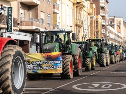Agricultores de Zamora se movilizan este jueves en sus tractores por una de las avenidas más céntricas de la capital.