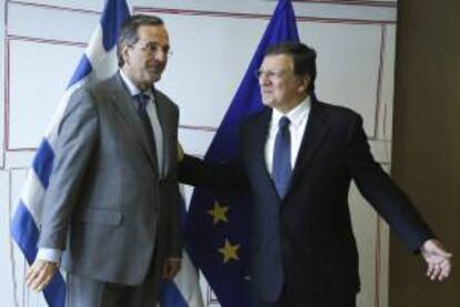 El presidente del Ejecutivo comunitario, José Manuel Durao Barroso (d), recibe al al primer ministro de Grecia, Antonis Samaras, antes de una reunión en la sede de la Comisión Europea en Bruselas (Bélgica). EFE/Archivo