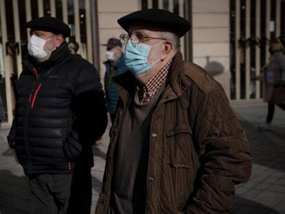 Los pensionistas navarros integrados en las organizaciones Amona, Oneka, Pentsionistak Martxan y Sasoia se han manifestado este lunes en Pamplona