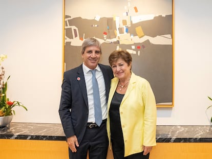 Luis Caputo, ministro de Economía, y Kristalina Georgieva, directora gerente del FMI, durante una reunión este jueves en Washington.