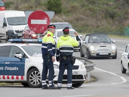 Miembros de los Mossos d'Esquadra en un control de carretera en Girona.