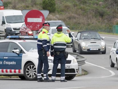 Miembros de los Mossos d&#039;Esquadra y de la policia local de Cass&agrave; de la Selva (Girona) realizan un control de alcohol en la carretera C-65 