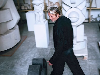 El actor El actor Mads Mikkelsen recorre el el estudio del escultor Andrea Cascella.