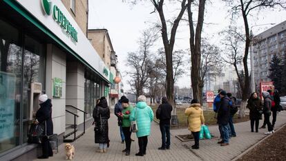 Colas en una oficina del banco ruso Sberbank en Kramatorsk, Ucrania, el 24 de febrero de 2022, después de que Putin ordene el ataque.