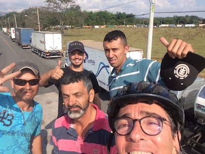 Paulo, à frente de óculos, junto aos caminhoneiros