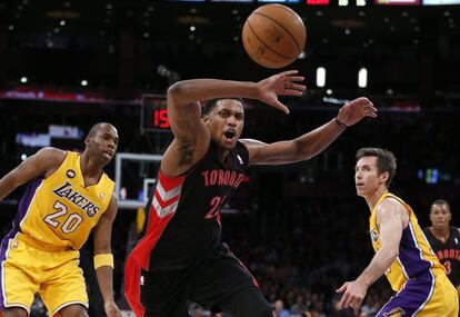 Rudy Gay, de los Raptors, pierde el balón ante Steve Nash, de los Lakers.