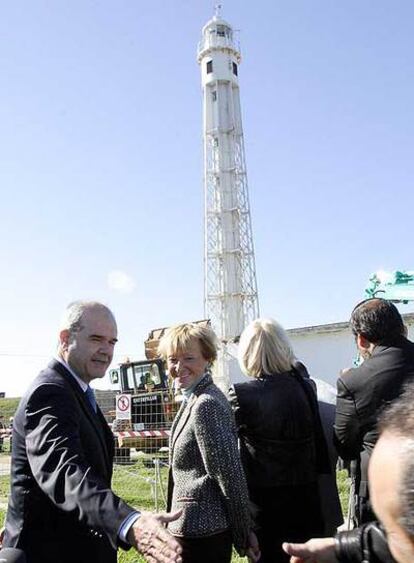 Manuel Chaves, Teresa Fernández de la Vega y Teófila Martínez, ayer en Cádiz.