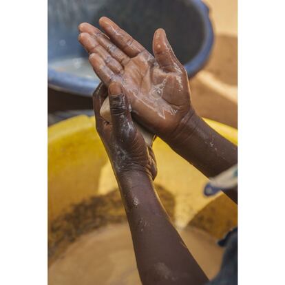 UNICEF apoya los planes de higiene en escuelas con la distribución de material didáctico, fuentes de agua yjabón. Uno de los centros beneficiados es el jardín de infancia de Deyzebon, en Niamey, donde se ha tomado esta imagen.