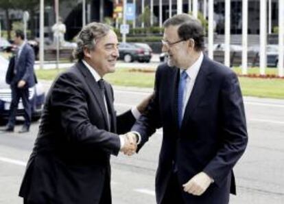 El presidente de la CEOE, Juan Rosell (i), recibe al presidente del Gobierno, Mariano Rajoy, a su llegada a la asamblea general de la patronal, celebrada hoy en Madrid, para tratar cuestiones como el código de buen gobierno de la organización que es la base para la reforma de sus estatutos.