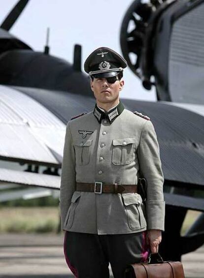 Tom Cruise, caracterizado como Claus von Stauffenberg.