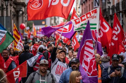 Un manifestante ondea una bandera al comienzo de la marcha. 
