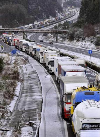 Retención de camiones en la autovía A-6 en Guitiriz (Lugo) ayer por la mañana.
