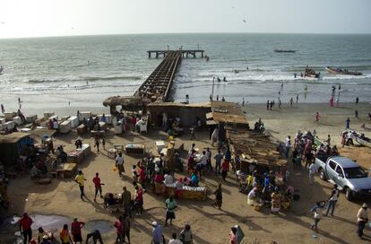 Puerto de Bakau. Gambia ocupa el 178º puesto del ranking del Programa de Naciones Unidas para el Desarrollo (PNUD). Su principal fuente de ingresos es el turismo generado en la costa oeste. 