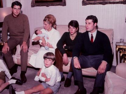 La duquesa de Alba y sus hijos en el Palacio de Liria, en 1968. Desde la izquierda, Fernando, Alfonso, Eugenia, Cayetano, Jacobo y Carlos.