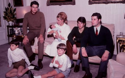 La duquesa de Alba y sus hijos en el Palacio de Liria, en 1968. Desde la izquierda, Fernando, Alfonso, Eugenia, Cayetano, Jacobo y Carlos.