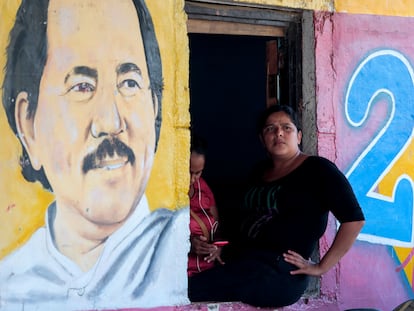 Uma mulher sentada ao lado de uma imagem de Daniel Ortega na cidade de Catarina (Nicarágua), em outubro de 2020.