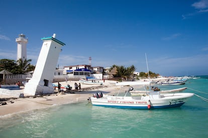 El faro inclinado de la playa de Puerto Morelos. 