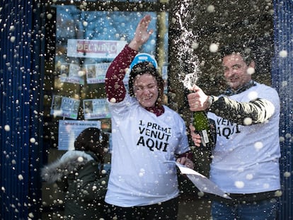 La propietaria de la administración de la calle Guipúzcoa de Barcelona, y su marido celebraban el primer premio del sorteo de la lotería de Navidad de 2019.