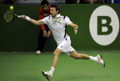 Ferrero le devuelve una bola a Nicol&aacute;s Almagro, al que venci&oacute; en 2009, en el II Masters Tenis de Bilbao.