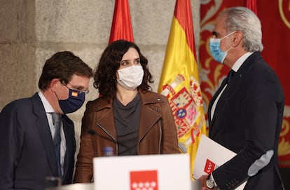 Isabel Díaz Ayuso junto José Luis Martínez-Almeida y el consejero de Sanidad de la Comunidad de Madrid Enrique Ruiz Escudero.