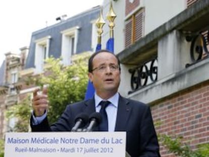 El presidente francés, Françoiss Hollande, durante su visita al centro médico Maison Medicale Notre Dame du Lac de París.