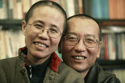 El disidente chino Liu Xiaobo posa junto a su mujer Liu Xia para un fotografía cedida por la familia.