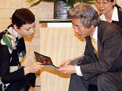 Leonor Watling recibida por el primer ministro japonés