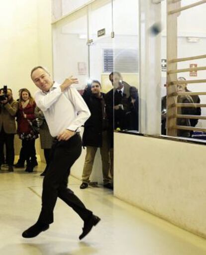 Alberto Fabra juega a 'pilota' en la en un centro escolar de Castellón.