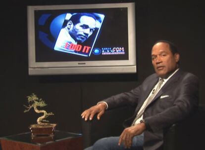 O.J. Simpson, durante una entrevista concedida a la televisión por internet MN1.com. Al fondo, la portada de su libro <i>If I did it</i>.