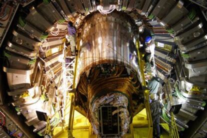 Montaje de la parte central del detector CMS, del acelerador LCH, durante su construcción en 2007.