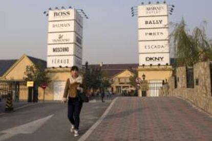 Una clienta visita un centro comercial de primeras firmas a precios reducidos situado a las afueras de Pekín (China). EFE/Archivo