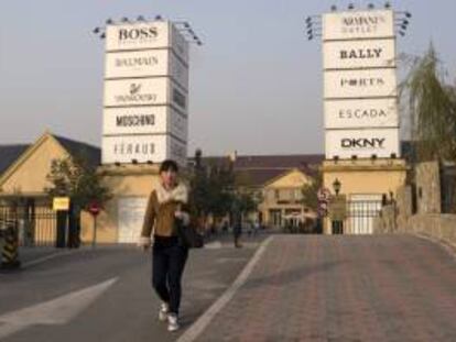 Una clienta visita un centro comercial de primeras firmas a precios reducidos situado a las afueras de Pekín (China). EFE/Archivo