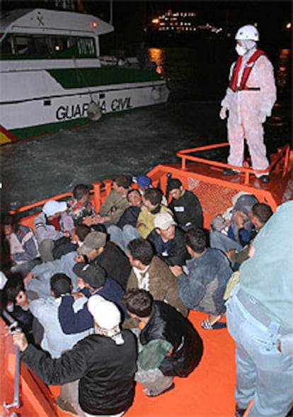 Llegada al puerto de Mlaga, en una lancha de Salvamento Martimo, de los 25 inmigrantes que viajaban en la patera.