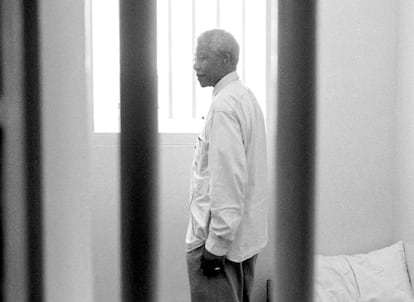 O presidente do Congresso Nacional Africano (ANC), Nelson Mandela, regressa à cela que ocupou na ilha de Robben no quarto aniversário de sua libertação, em 11 de fevereiro de 1994.