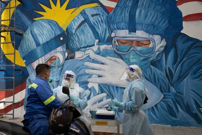 Um mural em homenagem aos trabalhadores da saúde na Malásia, em 12 de dezembro.